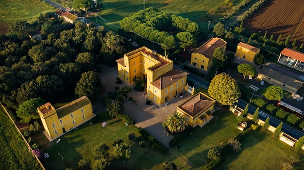 Bovenaanzicht van een oude gele villa in de Toscaanse regio.Italië