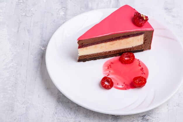 Bovenaanzicht van een plakje smakelijke cake op een witte plaat