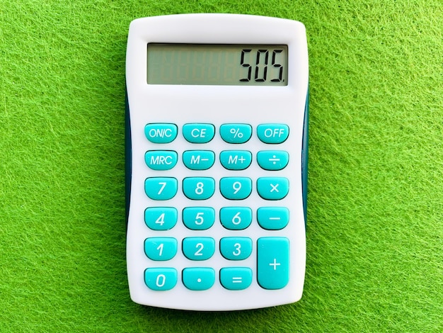 Bovenaanzicht van een rekenmachine op groene achtergrond