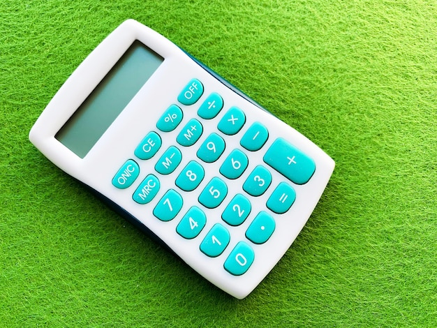 Bovenaanzicht van een rekenmachine op groene achtergrond