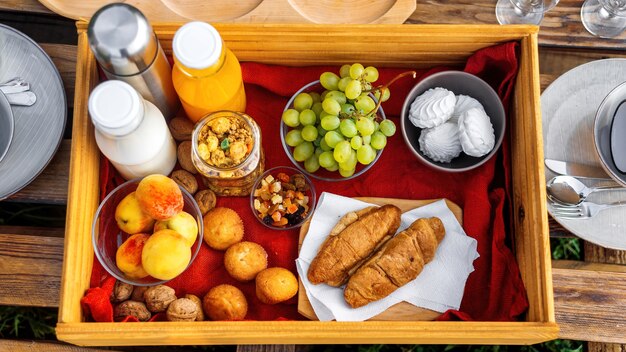 Bovenaanzicht van een tafel vol eten en drinken bij glamping