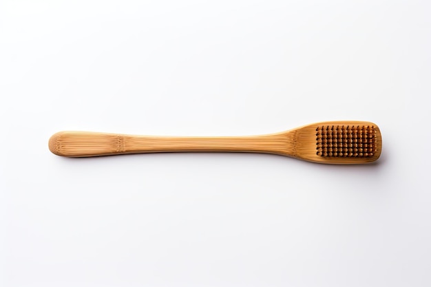 Bovenaanzicht van een tandenborstel gemaakt van bamboe tegen een witte achtergrond