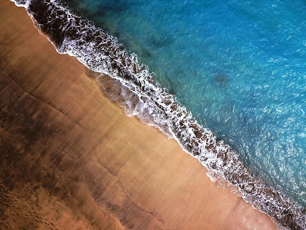 Bovenaanzicht van een verlaten strand Kust van het eiland Tenerife Luchtfoto dronebeelden van zeegolven die de kust bereiken