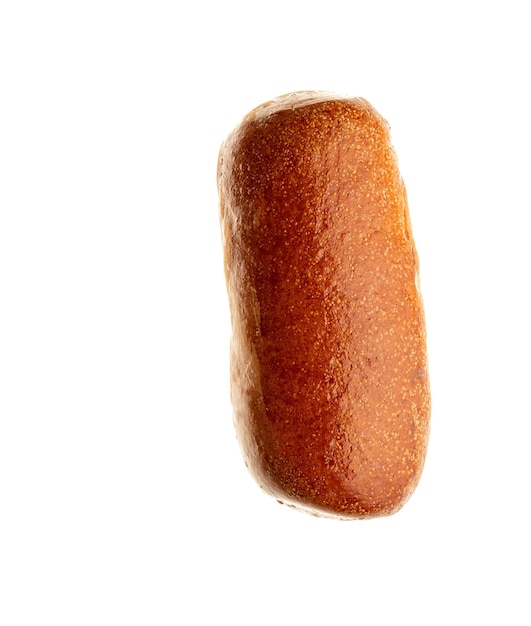 Bovenaanzicht van een vers gebakken tarwebroodje voor hotdog geïsoleerd op witte achtergrond Close-up van een single