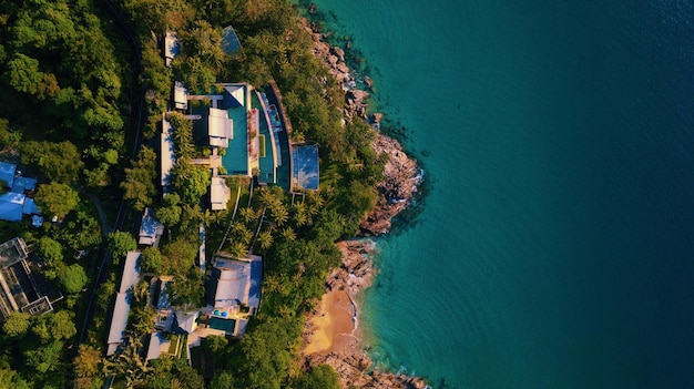 Bovenaanzicht van een villa aan een kust in Phuket, Thailand