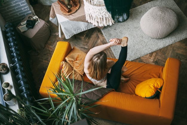 Foto bovenaanzicht van een vrouw die yoga beoefent