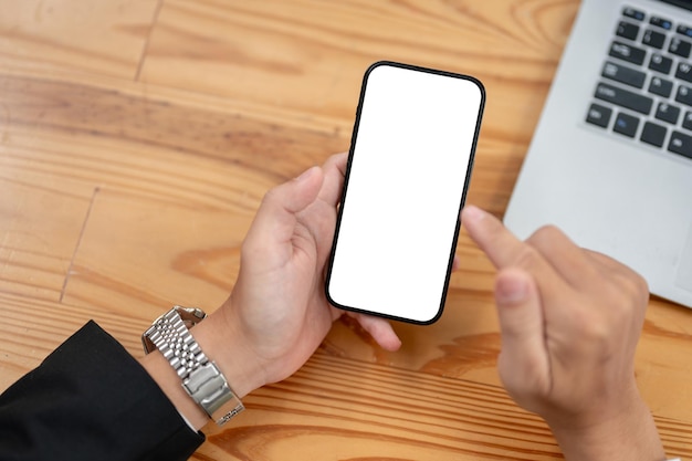 Bovenaanzicht van een zakenvrouw die zijn smartphone gebruikt aan zijn bureau smartphone wit scherm mockup