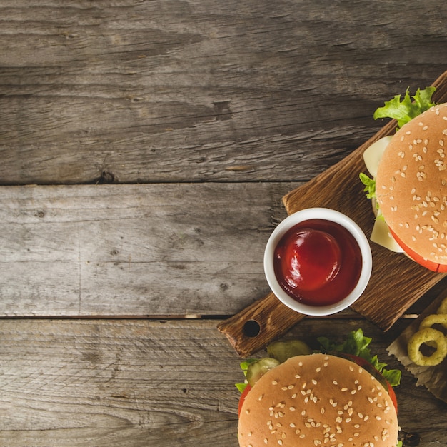 Bovenaanzicht van fastfood met tomatensaus