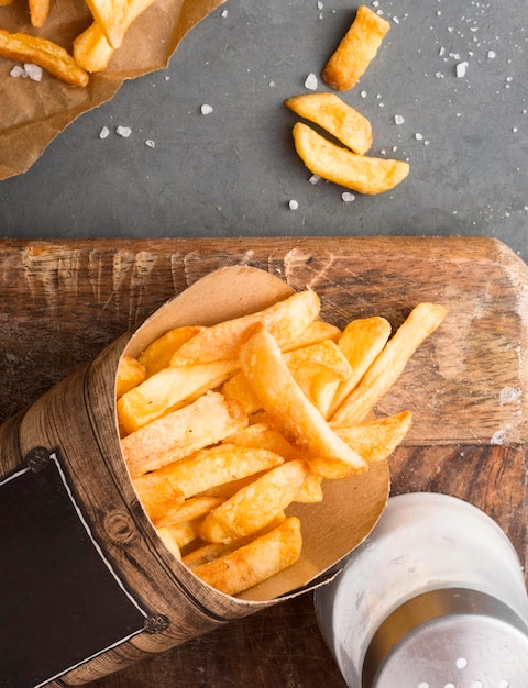 Foto bovenaanzicht van frietjes met zoutvaatje