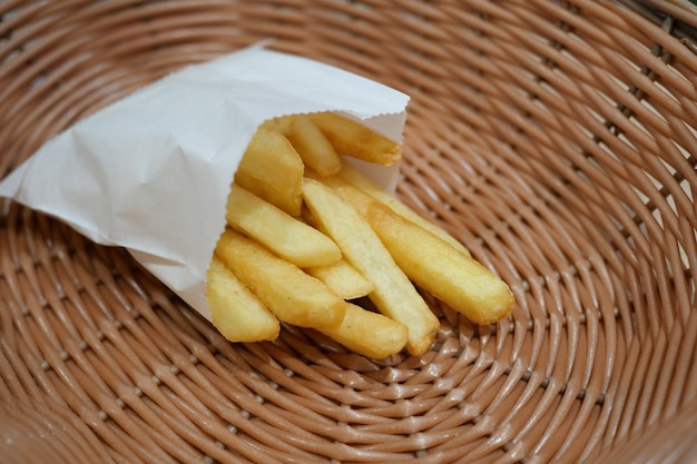 Bovenaanzicht van frietjes op een kom op tafel