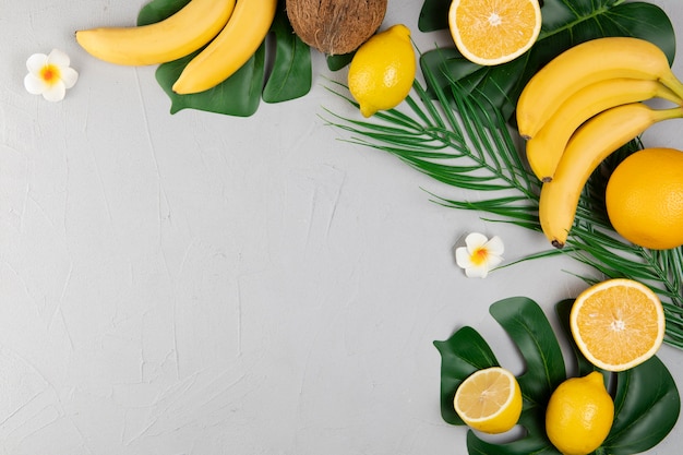 Bovenaanzicht van fruit op effen achtergrond met kopie ruimte