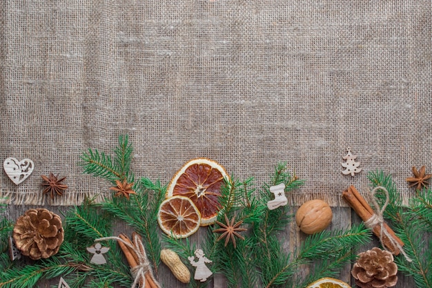 Bovenaanzicht van gedroogde citrusvruchten en walnoten met dennenappels voor Kerstmis