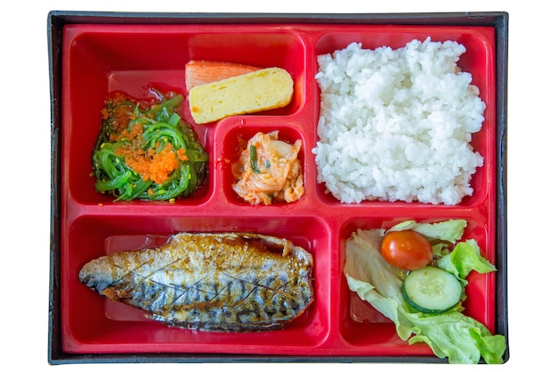 Bovenaanzicht van gegrilde Saba Bento Vers voedsel gedeelte instellen in Japanse rijst en zeewier, focus selectief.