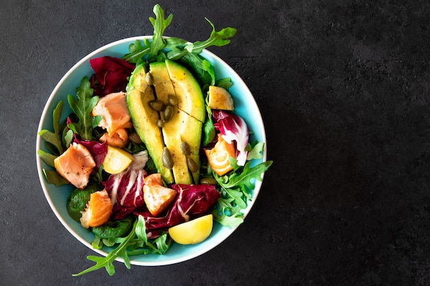 Bovenaanzicht van gegrilde zalmsalade met avocado