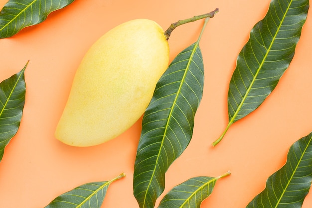 Foto bovenaanzicht van gele mango, tropisch fruit, sappig en zoet.