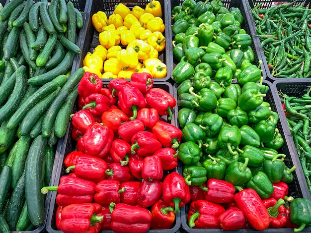 Bovenaanzicht van gele rode en groene peper en andere groenten