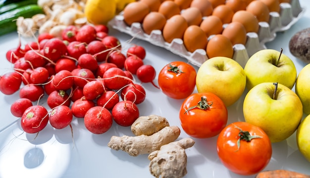 Bovenaanzicht van gemengde groenten. Vooraan roodachtig. Biologisch voedselconcept. Blijf gezond. Verse producten consumeren