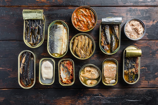 Bovenaanzicht van geopende blikjes met makreel, makreel, sprot, sardines, sardines, inktvis, tonijn