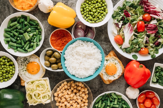 Bovenaanzicht van gerechten met rijst en paprika