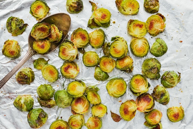 Foto bovenaanzicht van geroosterde spruitjes op een folie het concept van gezond vegetarisch eten