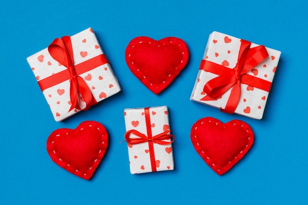 Bovenaanzicht van geschenkdozen en rode textiel harten