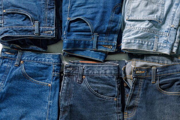 bovenaanzicht van gevouwen jeansBlue jeans op een stapel jeans Bovenaanzicht van verschillende denimstoffen op wit