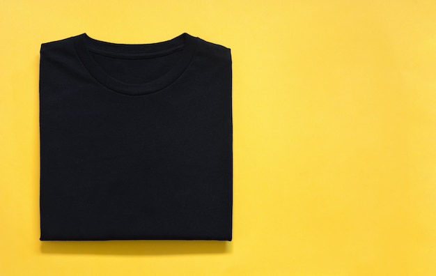 Bovenaanzicht van gevouwen zwarte kleur t-shirt