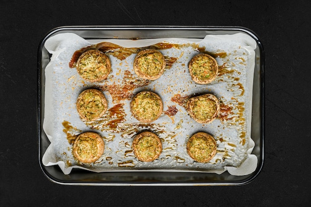 Bovenaanzicht van gevulde champignons gebakken in de oven