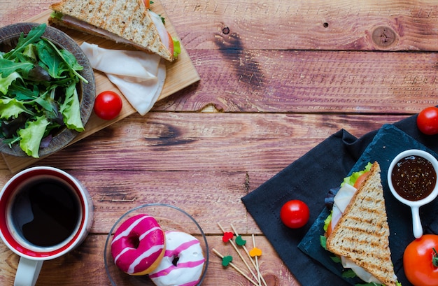 Bovenaanzicht van gezonde sandwich, op een houten oppervlak