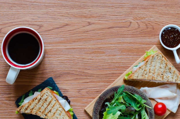 Bovenaanzicht van gezonde sandwich, op een houten oppervlak