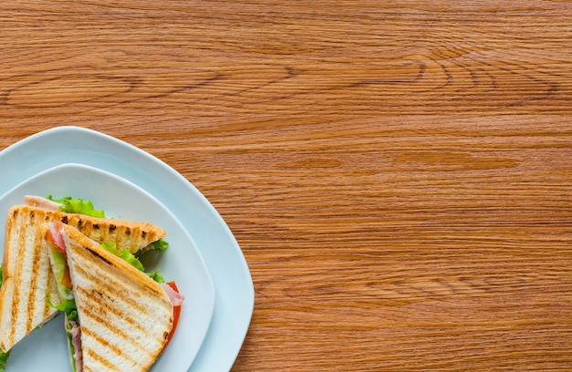 Bovenaanzicht van gezonde Sandwich toast op een houten achtergrond