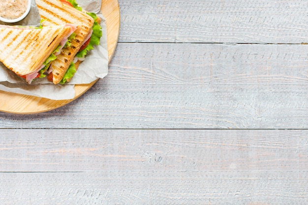 Foto bovenaanzicht van gezonde sandwich toast, op een houten oppervlak