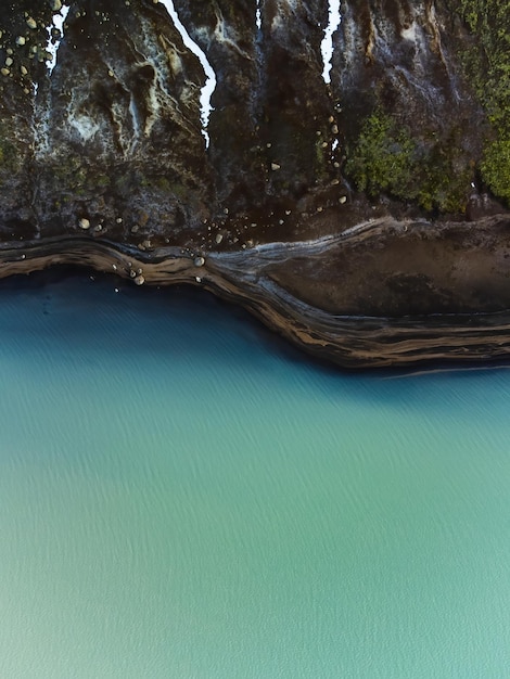 Bovenaanzicht van gletsjerrivier en kust