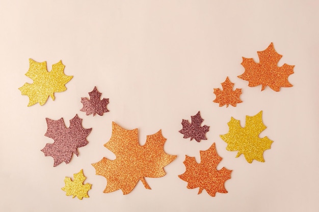 Bovenaanzicht van glitter herfstbladeren op beige achtergrondgrote banner met kopie ruimte