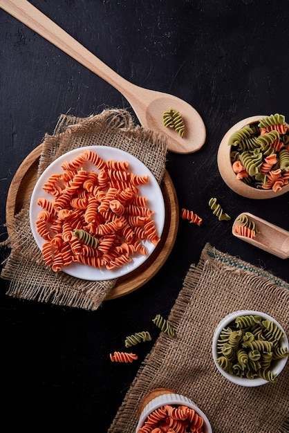 Bovenaanzicht van glutenvrije fusilli pasta gemaakt van linzen en kikkererwten Natuurproduct, rauw product