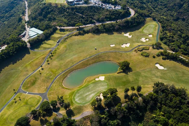 Bovenaanzicht van golfbaan aan zee