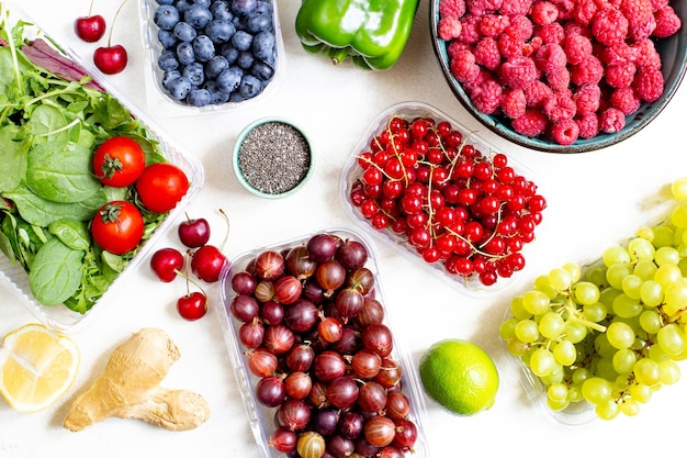 Bovenaanzicht van groenten, fruit, bessen, citrusvruchten op een witte achtergrond