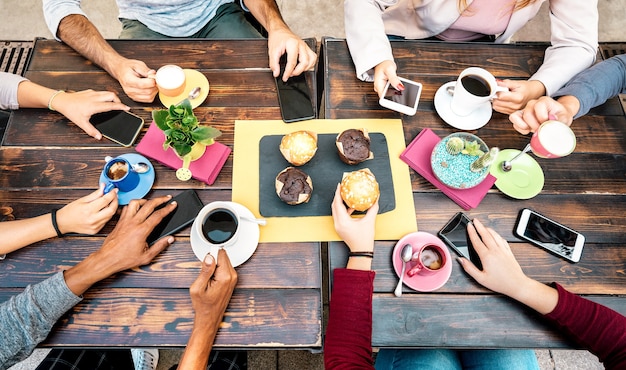 Bovenaanzicht van handen met telefoons in coffeeshoprestaurant