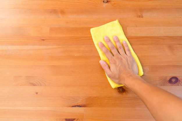 Bovenaanzicht van handreinigingstafel met gele doek