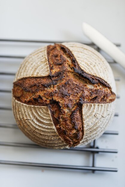 Bovenaanzicht van heerlijk versgebakken brood