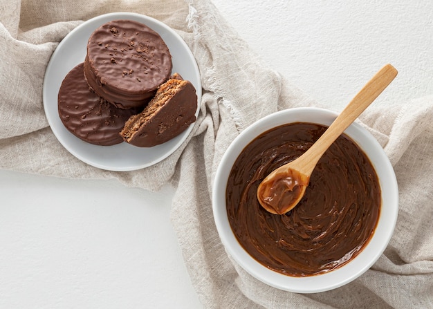 Bovenaanzicht van heerlijke alfajores-koekjes