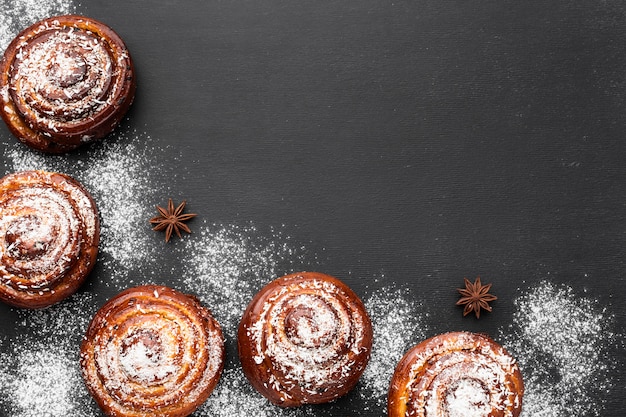 Foto bovenaanzicht van heerlijke kaneelbroodjes met kopie ruimte