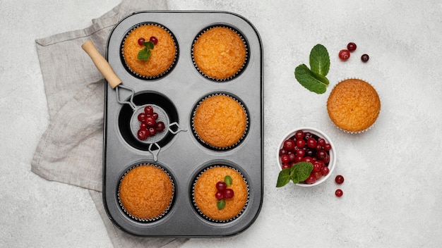 Bovenaanzicht van heerlijke muffins in pan met bessen