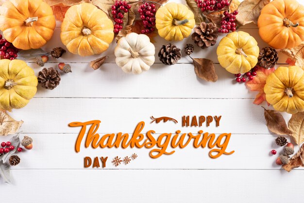 Bovenaanzicht van herfst esdoorn bladeren met pompoen en rode bessen. Thanksgiving Day concept.