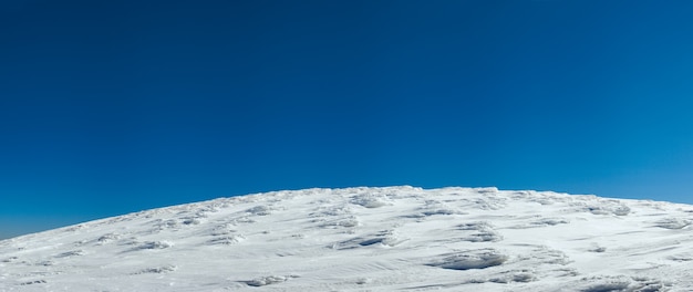 Bovenaanzicht van het bergpanorama op blauwe hemel