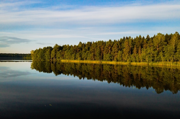 Foto bovenaanzicht van het bolta-meer in het bos in het braslav lake national park bij dageraad