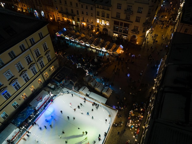 Bovenaanzicht van het centrum van Lviv 's nachts kerstmarkt