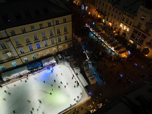 Bovenaanzicht van het centrum van Lviv 's nachts kerstmarkt