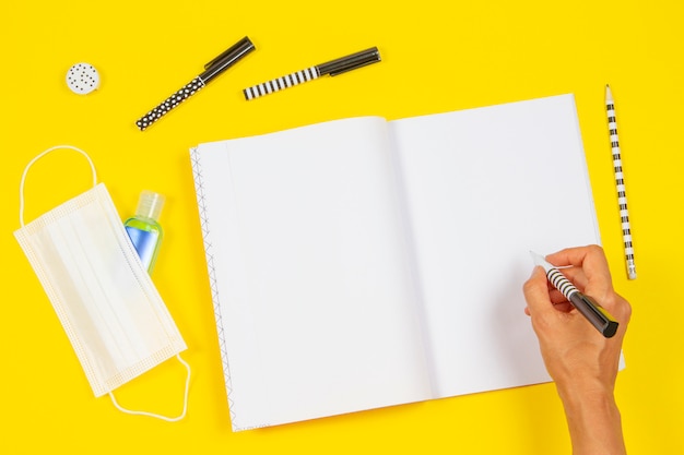 Bovenaanzicht van het handschrift van de vrouw op notitieblok geopend