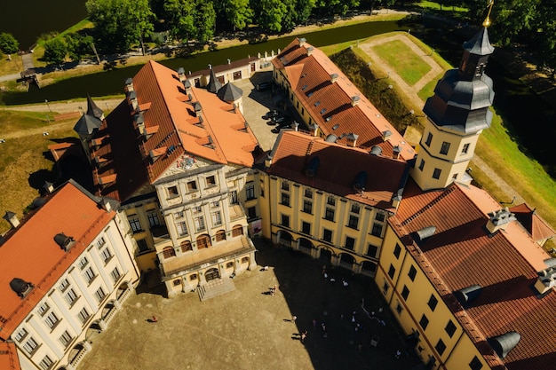 Bovenaanzicht van het kasteel van Nesvizh en het park in de zomer Wit-Rusland